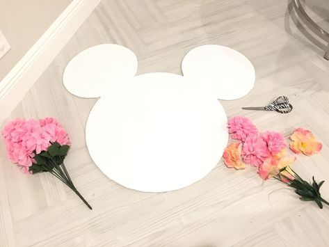 Diy Floral Wall, Minnie Mouse Birthday Theme, Minnie Mouse Party Decorations, Minnie Birthday Party, Mickey Mouse Theme, Disney Home Decor, Minnie Party, Minnie Mouse Birthday Party, Minnie Birthday