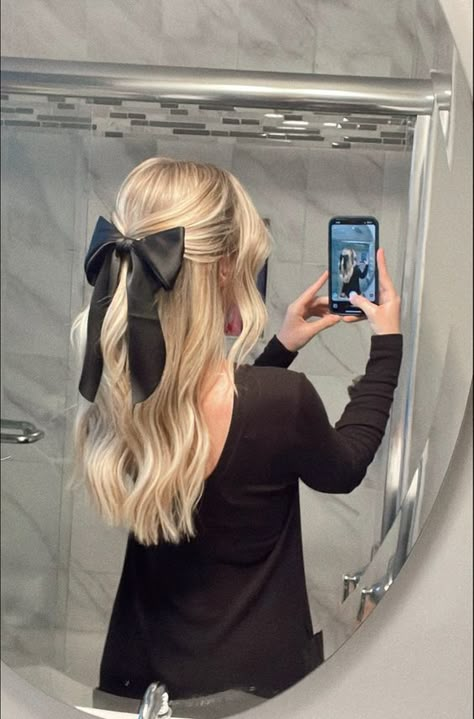 Hair Styles For A Dance Schools, Hairstyles With White Bow, Christmas Hairstyles With Bow, Straight Hair Bow Hairstyle, Large Bow Hairstyle, One Bow Hairstyles, Half Up Half Down Outfit, Hairstyles With Big Bow, Bow In Hair Outfit