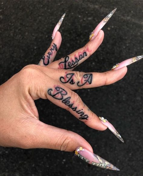 Chicanas Tattoo, Girl Neck Tattoos, Cute Hand Tattoos, Pretty Hand Tattoos, Snakebites, Pretty Tattoos For Women, Tattoos For Black Skin, Inspiration Tattoos, Hand Tattoos For Women