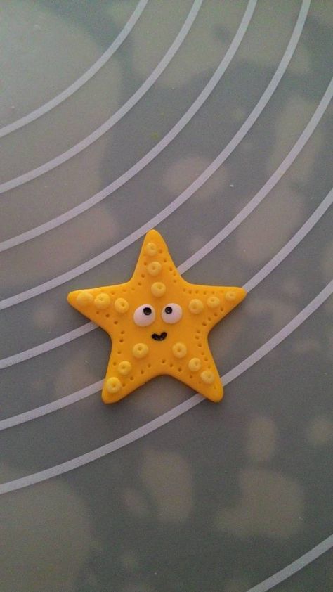 Hi, this is my first tutorial and I hope you enjoy it.. This topper can be used for sugar cookies or cupcakes. Here is step-by-step picture tutorial of how I made a starfish fondant topper - Thank you for checking this out! Fondant Sea Animals, Starfish Cupcakes, Fondant Starfish, Fondant Fish, Dory Cake, Underwater Birthday, Cute Starfish, Biscuit Decoration, Sea Cake