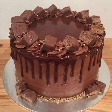 Mars Bar Cake, Mars Chocolate Bar, Mars Chocolate, Bar Cake, Chocolate Cake Designs, Mars Bar, 16 Cake, Birthday Cake Chocolate, Big Cakes