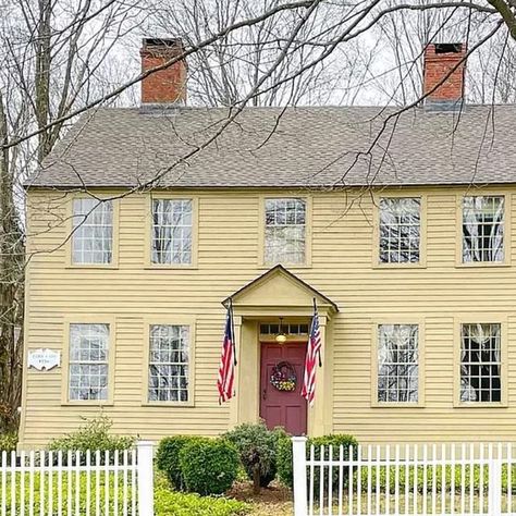 Circa Old Houses on Instagram: "Bundle these colors together as “Early American” and spread the word because they are just soooo goooood!⁠ ⁠ c. 1776 • $565,000 • 330 Parmelee Hill Road, Durham, CT⁠ With Pauline Webb of William Raveis⁠ 📧 pauline.webb@raveis.com 📞 (860) 754-4711⁠ ⁠ 👉️ full listing at circaoldhouses.com⁠ ⁠ From the listing: You will love the preservation of authentic architectural details, but appreciate the many important updates. The roof was replaced in 2019, septic 2013, 2-car garage with expansive loft and charming patio 2014, driveway with granite cobblestone apron 2019. This gracious home has wonderful curb appeal, a private 1.3 acre park-like setting and excellent light and flow. From the patio you enter the spacious kitchen with Corian counters and stainless steel Washer Dryer And Sink, Granite Cobblestone, Early American Homes, Center Hall Colonial, Vintage Homes, Colonial Homes, Colonial House Plans, Colonial Interior, Traditional Photo