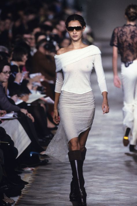 90s Runway Fashion Dresses, Ysl Runway, Supermodel Outfits, Chloe Fashion, 90s Runway Fashion, Vintage Runway, Woman Suit Fashion, Model Aesthetic, Vogue Runway