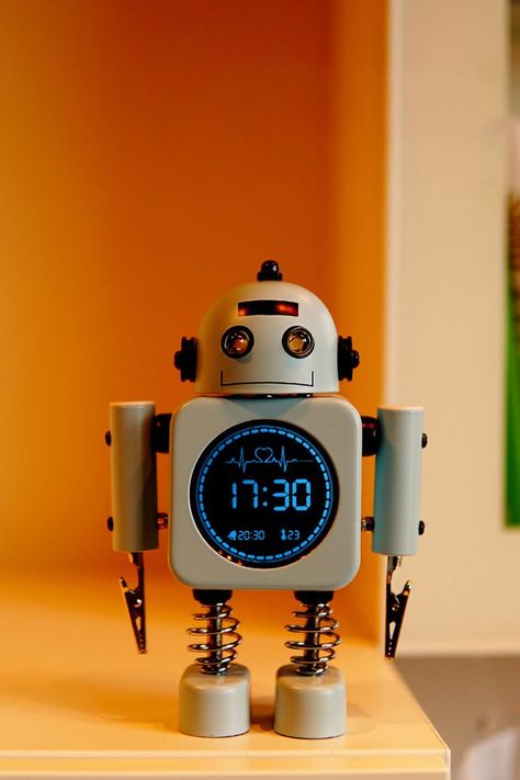 Robot Themed Bedroom, Cool Alarm Clocks, Robot Room Decor, Robot Bedroom, Table Clock Design, Robot Room, Disney Hotel, Gamer Bedroom, Smart Table