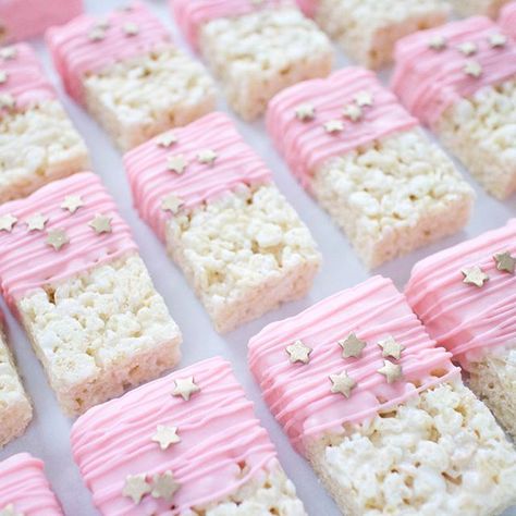 Pink and gold star Rice Krispie treats. By https://www.instagram.com/freshbakes/ Twinkle Twinkle Little Star Gender Party, Twinkle Twinkle Baby Shower, Baby Shower Sweets, Baby Shower Dessert Table, Baby Shower Treats, Shower Desserts, Moon Baby Shower, Baby Shower Desserts, Simple Baby Shower