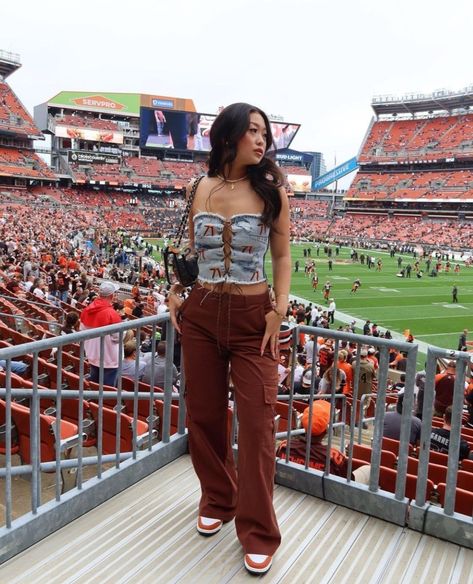 Cold Football Game Outfit, Wags Outfits, Nfl Wags, Gameday Outfits, Festive Outfits, Football Wags, Female Outfits, Game Outfit, Football Game Outfit