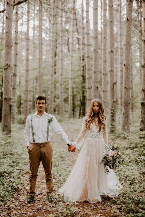 Ahh, cozy up for this Fall woodland wedding editorial that's heavy on the pretty today. The Fall-fest isn't an all out, in your face autumnal festival, but the earth tones and wood elements, celebrate what's best about this season: being outdoors, enjoying the mild weather and the changing of scenery that starts to happen at the end of the summer.  #ruffledblog #fallweddinginspiration Fall Woodland Wedding, Beach Wedding Gowns, Wedding Dresses Beach, Era Victoria, Woodland Wedding Inspiration, Tulle Wedding Dresses, Beach Wedding Gown, Dresses Beach, Rustic Wedding Dresses