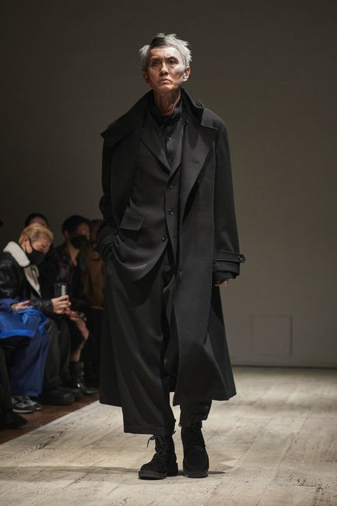 Yohji Yamamoto Fall 2022 Menswear Fashion Show | Vogue Yohji Yamamoto Street Style, Yohji Yamamoto Menswear, Yoji Yamamoto, Yohji Yamamoto Men, Wool Overcoat, Mens Fall, Yohji Yamamoto, Jacket Style, Paris Fashion