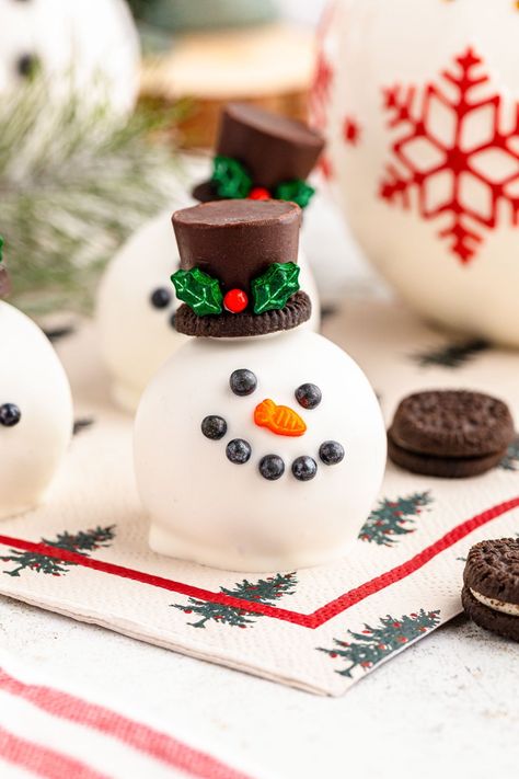 Frosty, sweet fun doesn’t get any better than these 3-ingredient Snowman Oreo Balls! Their Oreo and Rolo hats and snowman-sprinkled faces also make them the cutest snowman dessert on the internet! Oreo Ball Snowmen, Cream Cheese Snowman, Snowman Cakepops, Cheese Snowman, Snowman Oreo Balls, Snowman Desserts, Oreo Snowman, Snowman Hats, Easy Christmas Candy Recipes