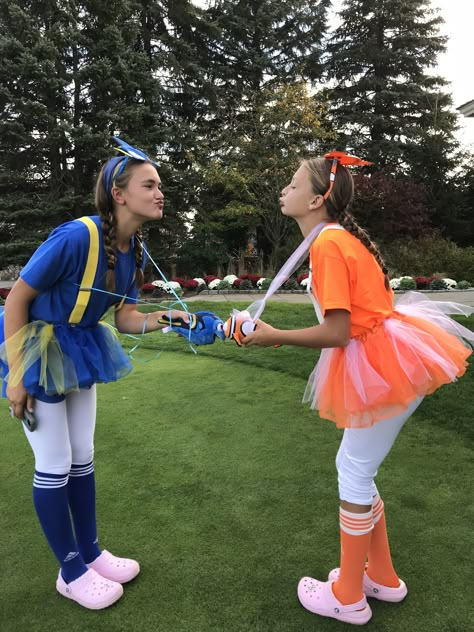 Nemo and Dory Halloween Costume Costumes For 2 Friends, Dory Halloween Costume, Nemo And Dory Costume, Diy Disney Halloween Costumes, Friend Costume Ideas, Dory Costume, Bestie Costumes, Bestie Halloween Costumes, Bff Costumes