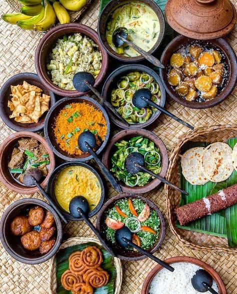 "Is this like the Indian Food? " Is what most people ask about Sri Lankan Cuisine. My answer is "No, it's a blend of history and culture of… Sri Lankan Rice, Rice And Curry, Sri Lankan Food, Sri Lankan Recipes, Sri Lanka Travel, Mouth Watering Food, Time To Eat, Food Trends, Eat Local