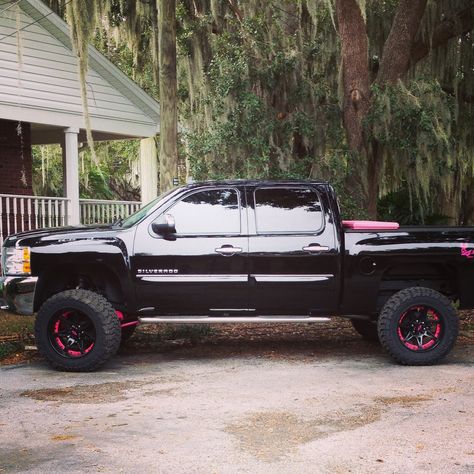 Black and pink chevy, I think I just fell in love and it has a pink toolbox in the back, love it! Pink Chevy Trucks, Pink Chevy, Best Pickup Truck, Black Truck, Pink Truck, Lifted Chevy Trucks, Lifted Chevy, Jeep Pickup, Jacked Up Trucks