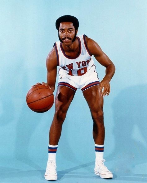 Walt Frazier Old School Basketball, Clyde Frazier, Walt Frazier, New York Basketball, School Basketball, American Icons, Basketball Pictures, Nba Teams, Wnba