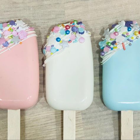 Pastel Cakesicles, Cookie Pucks, Covered Chocolate, Cake Pop Designs, Chocolate Ideas, Chocolate Bomb, Cake Balls, Cake Pop, Cakepops