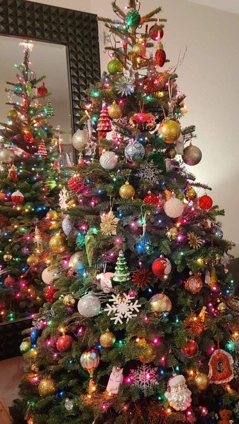 Colorful Christmas Tree Decor, Xmas Ornaments Diy, Fashion Christmas Tree, Amazing Christmas Trees, Christmas Tree Decor Ideas, Tree Decor Ideas, Front Door Wreaths, Christmas Tree Decorating Themes, Gold Christmas Decorations