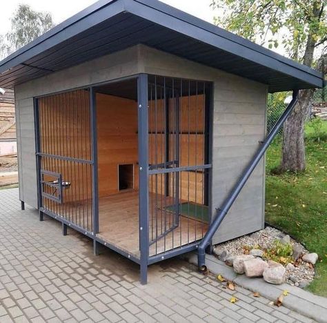 Outside Dog Houses For Big Dogs, Dog Kennel Ideas Outdoor, Outdoor Dog Area, Outside Dog Houses, Backyard Dog Area, Dog Potty Area, Luxury Dog House, Building A Dog Kennel, Dog Backyard