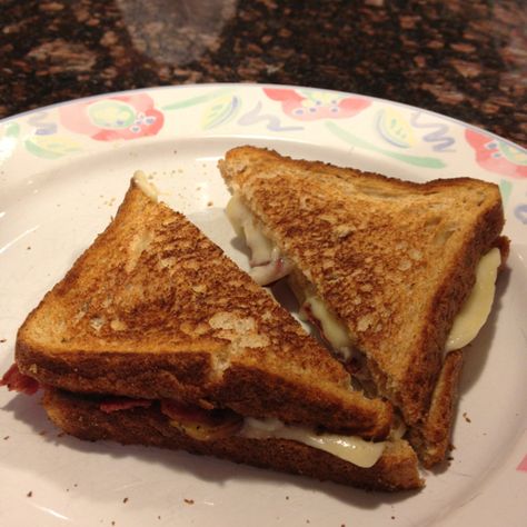 Cheddar grilled cheese with turkey bacon and apples on whole wheat Grilled Cheese Aesthetic, Cheddar Grilled Cheese, Eyes Dark, Light Meals, Black And White Picture Wall, 2 Am, The Life I Want, Court Of Mist And Fury, Turkey Bacon