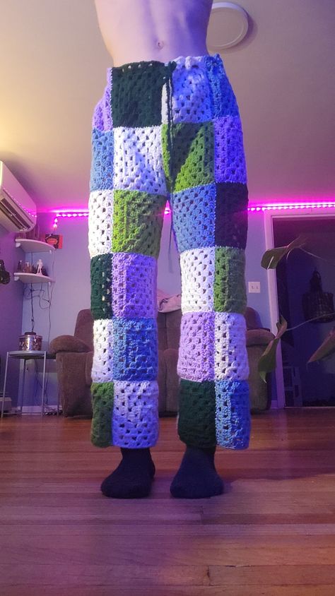 Crochet Sweat Pants, Sweatpants Colorful, Crochet Sweatpants, Granny Squares Crochet, Squares Crochet, Crochet Pants, Granny Chic, Granny Squares, Sweat Pants