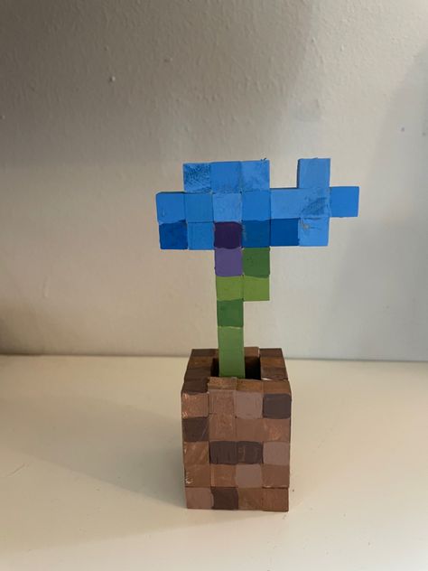 Wooden Cube Minecraft, Cornflower Minecraft, Minecraft Cube Art, Minecraft Cornflower, Diy Minecraft Decorations, Minecraft Diy Crafts, Minecraft Room Decor, Minecraft Diy, Children's Library