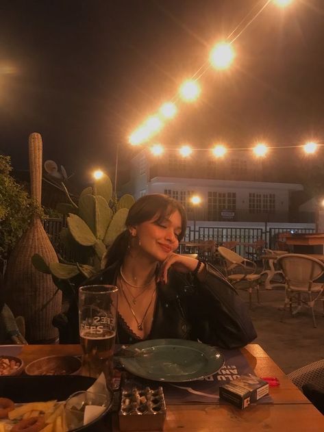 Sitting Restaurant Pose, Birthday Picture Ideas Restaurant, Photoshoot At Restaurant, Restaurant Photo Ideas Instagram, Poses With A Drink, Poses In Cafe Aesthetic, Resturant Photoshoot Poses Night, Birthday Restaurant Pictures, Female Model Aesthetic