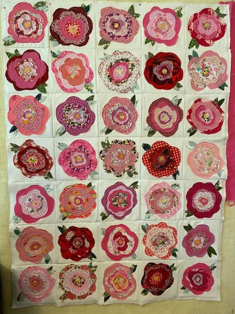 Rose Quilts Ideas, French Rose Quilt, French Roses Quilt, Crib Size Quilt, Linen Crafts, Patchwork Quilt Ideas, Upcycled Crochet, Roses Quilt, Diy Blankets