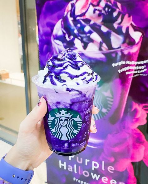 Purple Frappuccino, Halloween Frappuccino, Halloween Food Menu, Starbucks Halloween Drinks, Frappuccino Starbucks, Creepy Food, Secret Starbucks Recipes, Purple Drinks, Japanese Drinks