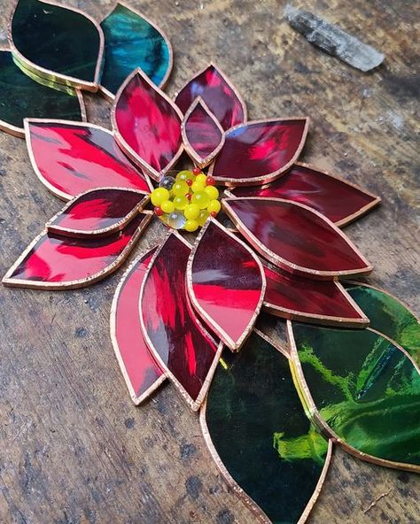 Stained Glass Poinsettia, Glass Poinsettia, Art Window, Poinsettia Wreath, Beautiful Names, Making Stained Glass, Glass Art Projects, Glass Making, Red Mirror