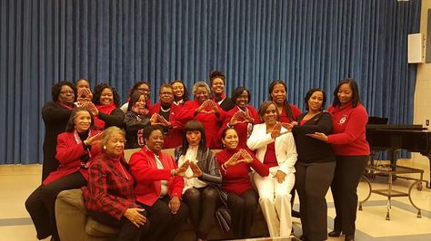 Claflin University Faculty and Staff with Angela Bassett Claflin University, Angela Bassett, Delta Sigma Theta, African American, Diva, Bridesmaid Dresses, University, Wedding Dress