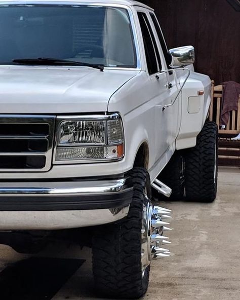 Tell me this thing isn't legit! -------------------- www.cpaddict.com -------------------- #obs #white #extcab #dually #ford #cpaddict #pickup #spikes #clearheadlights #clean #simple Ford Obs, Diesel Trucks Ford, Obs Truck, Ford Diesel, Ford Powerstroke, Truck Flatbeds, Dually Trucks, Mud Trucks, Ford Van