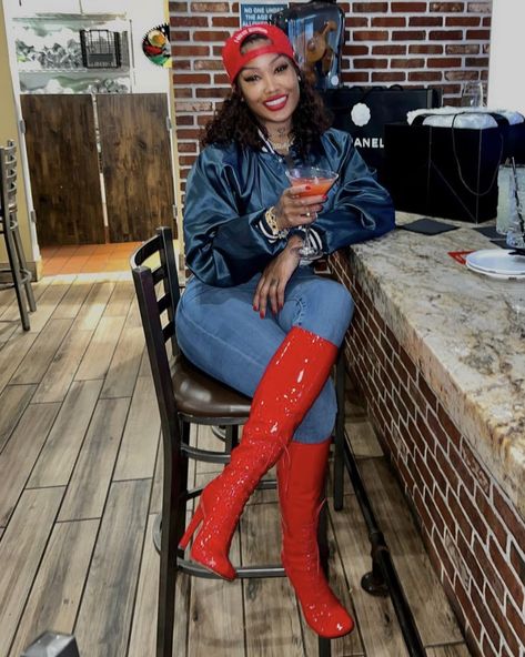 What To Wear With Red Boots, Red Boots Outfit Black Women, Hard Outfits, Rain Boots Outfit, Sock Boots Outfit, Red Boots Outfit, Rainboots Outfit, Jeans Boots Outfit, Rain Boot Outfit