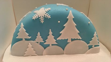 Semi circle Christmas cake Half Christmas Cake Decoration, Semi Circle Cake, Half Christmas, Diy Christmas Crackers, Mistletoe And Wine, Circle Cake, Cake Tips, Fondant Cake Designs, Christmas Cake Designs