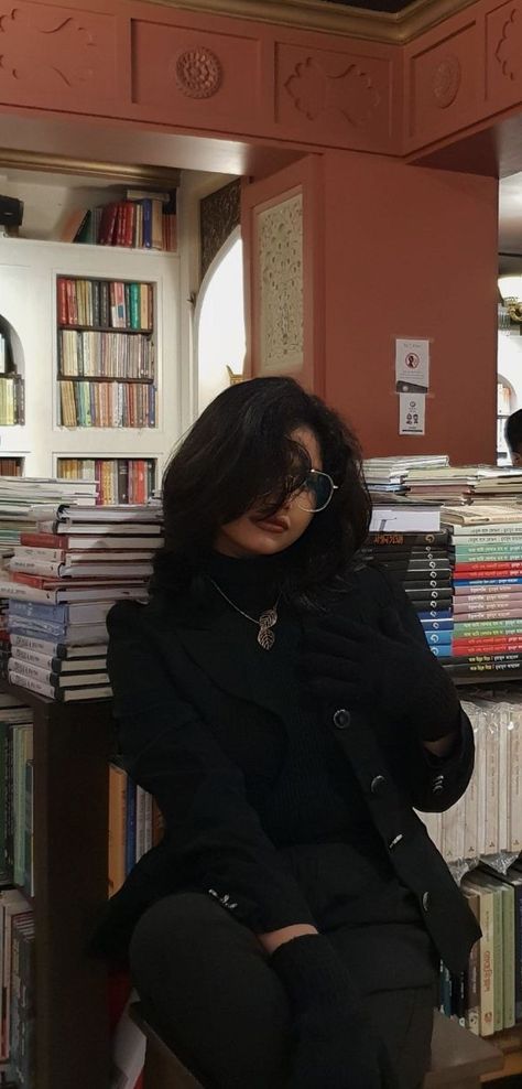 aesthetic/girl/bookstore/dark academia/black outfit All Black Academia Outfit, All Black Dark Academia Outfits, Black Academia Aesthetic Outfit, Black Women Dark Academia Aesthetic, Dark Academia Outfit Black Women, Dark Academia Black Outfit, Poet Outfit Aesthetic, Asian Dark Academia, Dark Academia Black Women