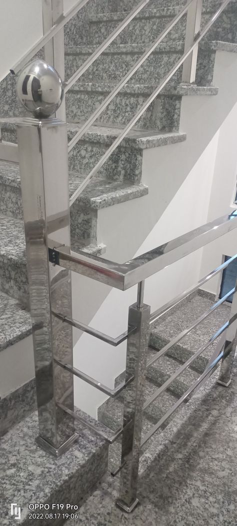 Square Steel Railing Design, Stainless Handrail, Bench Design Outdoor, Staircase Glass Design, Stainless Steel Stair Railing, Steel Stairs Design, Room Paint Designs, Bad Room Design, Balcony Glass Design