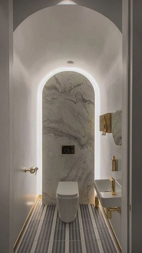 Powder Room design with marble arch wall Big Luxury Bathroom, Luxury Powder Room Ideas, Small Downstairs Toilet Ideas, Modern Luxury Bathroom Design Master Bath, Toilet Lighting, Downstairs Toilet Ideas, Bathroom Design Master, Luxury Powder Room, Powder Room Design Ideas