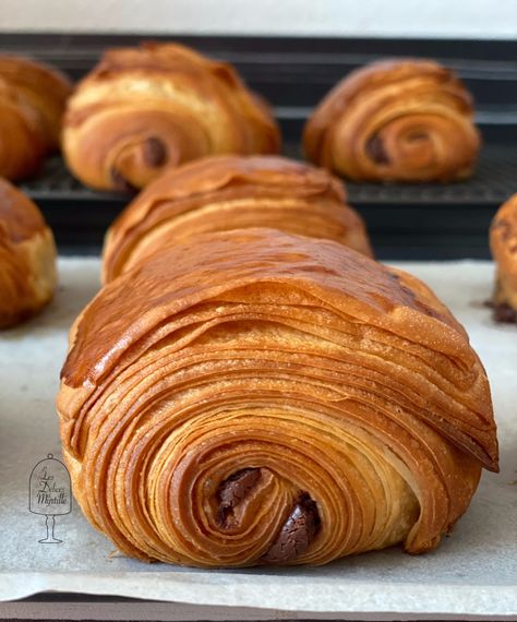 Pain au chocolat de Stephane GLACIER – Les délices de myrtille Cedric Grolet Patisserie, Floral Wedding Cakes, French Bakery, Perfect Breakfast, Dali, Toulouse, Cute Food, Workout Food, Bread Recipes