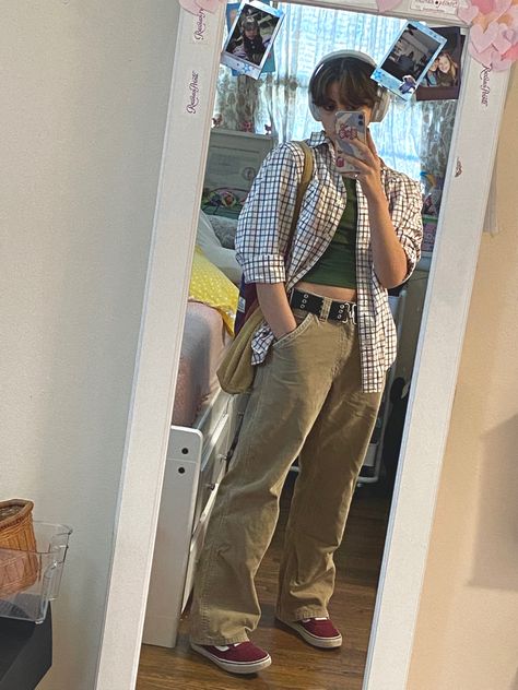 #outfitideas #nonbinary #corduroypants #ootd #mirrorselfies #aesthetic Streetwear Fashion Nonbinary, Nonbinary Masculine Fashion, Fem Nonbinary Fashion, Enby Outfits Aesthetic, Nb Aesthetic, Fem Nonbinary Outfits, Unisex Outfits Gender Neutral, Queer Aesthetic Outfit, Nb Outfit