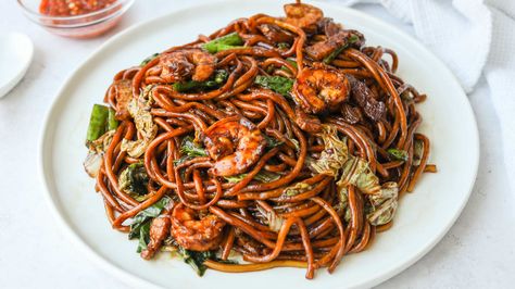 KL Hokkien Mee (Malaysian Noodles) Hokkien Noodles Recipe, Malaysian Noodles, Thai Drunken Noodles, Pork Belly Slices, Book Food, Drunken Noodles, Garlic Green Beans, Jumbo Shrimp, Chinese Cabbage