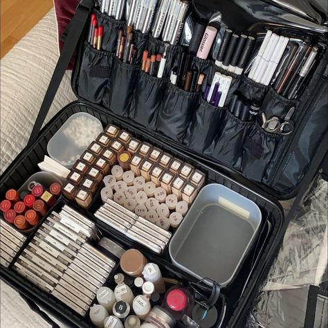 Harriet Hadfield on Instagram: “The best kind of make over! 😊⁠Who wants a tour? ⁠⠀ #mua #makeupartist #assisting, #inthekit #setbag,#muacourse #promua #proartist…” Makeup Kit Set Up, Mua Kit Organization, Professional Mua Kit, Pro Makeup Artist Kit, Mua Makeup Kit, Makeup Artist Work Station, Makeup Kit Aesthetic, Make Up Artist Aesthetic, Make Artist