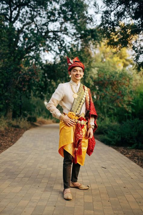 Traditional pre-colonial inspired Filipino costume. Filipino Mens Fashion, Filipino Traditional Clothing Male, Filipino Fashion Traditional, Precolonial Philippines Fashion, Pre Colonial Philippines Clothing, Pre Colonial Philippines, Philippines National Costume, Ancient Philippines, Filipino Costume