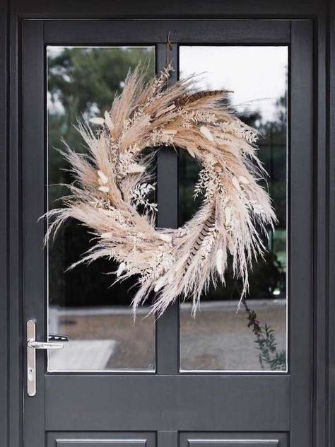 Boho Wreaths, Lydia Elise Millen, Rustic Front Door, Winter Door Decorations, Grass Wreath, Boho Wreath, Modern Wreath, Fleurs Diy, Grass Decor