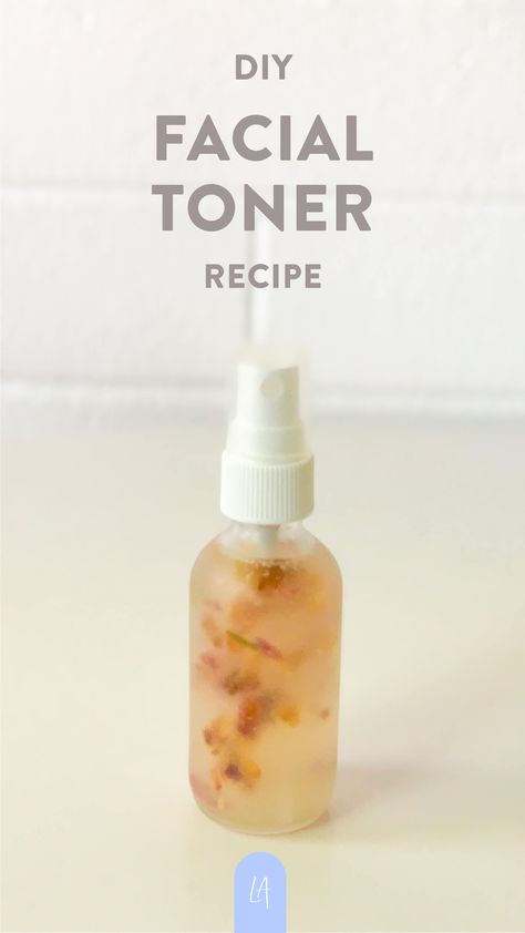 What could be better than making your own refreshing toner from the comfort of your own home? Try this DIY facial toner recipe! Diy Toner Face, Facial Toner Recipe, Diy Toner, Homemade Facial, Homemade Facials, Diy Facial, Natural Cleanser, Diy Remedies, Glass Spray Bottle