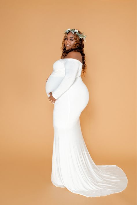 White maternity gown Maternity Outfits For Photoshoot, White Maternity Gown, African Maternity, Maternity Photography Outfits, Beautiful Maternity Dresses, Photography Outfits, Couple Pregnancy Photoshoot, Pregnant Lady, Newborn Family Photos