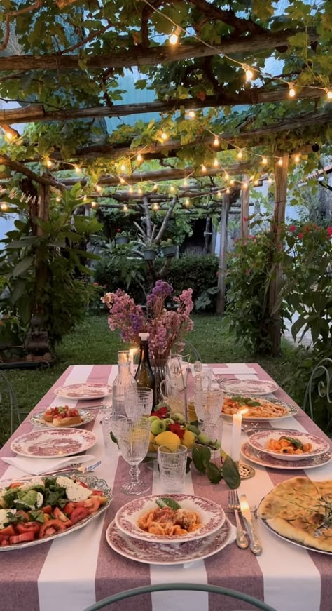 Backyard Dinner Party, Outdoor Dinner Parties, Dinner Party Summer, Garden Inspo, Street House, Countryside House, Summer Tables, Summer Dinner, Back Patio