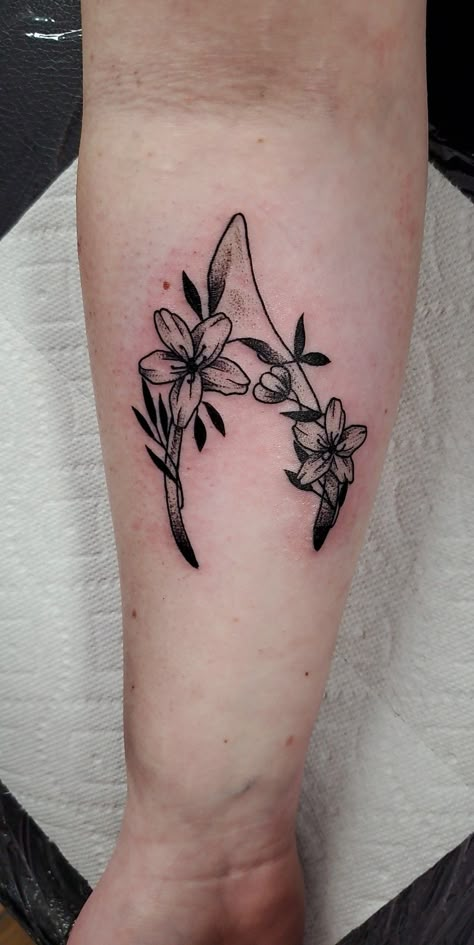 A black and gray tattoo of a wishbone with azalea flowers and vines around it Wishbone Flower, Wishbone Tattoo, Rare Tattoos, Mom Daughter Tattoos, Wicked Tattoos, Family Flowers, Petite Tattoos, Flower Sleeve, Tattoos For Daughters