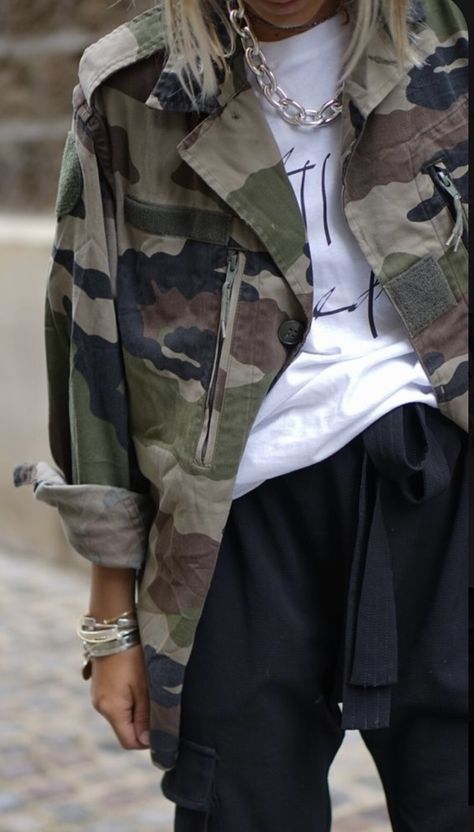 Military Jacket Outfits, Camo Fashion, Army Fashion, Army Jacket, Mode Casual, Jacket Outfit, Camo Jacket, Mode Inspo, Looks Chic