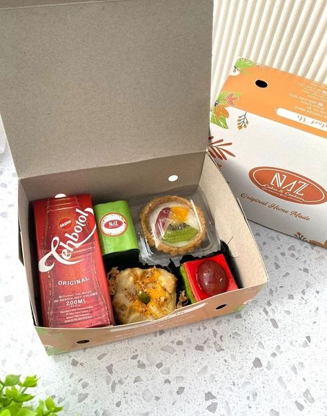 Bingkisan Snack, Snack Box Packaging, Food Business Ideas, Catering Ideas Food, Restaurant Photography, Bakery Packaging, Traditional Cakes, Food Combining, Catering Food