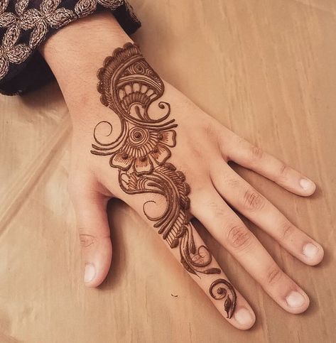 Latest Arabic Mehndi Designs For Kids - Not Just Chakras And Flowers - K4 Fashion Arabic Mehndi Designs For Kids, Latest Arabic Mehndi Designs, Brown Henna, Simple Arabic Mehndi Designs, Floral Henna Designs, Henna Tattoo Kit, Mehndi Designs 2018, Henna Art Designs, Mehndi Designs For Kids