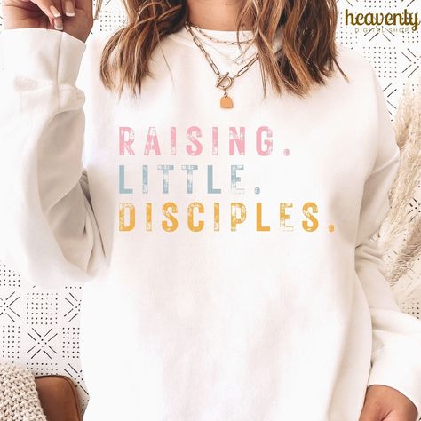 Raising Disciples Shirt, Christian Mama Shirts, Mother’s Day Tshirt Ideas, Mama Shirt Designs, Christian Mom Shirts, Christian Mom Outfits, Homeschool Shirts, Svg Christian, Design Mom