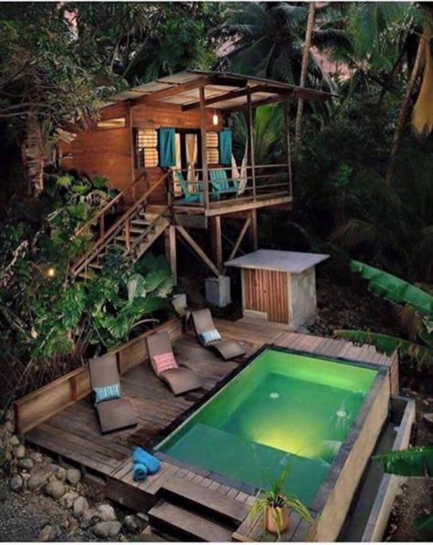 Awesome treehouse/pool Luxury Tree Houses, Deck Piscina, Tree House Diy, Cool Tree Houses, House Of Turquoise, Tree House Designs, Casa Country, Unique House Design, Swimming Pool Designs