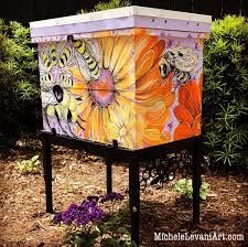 Imagine the lucky colony that lives here! - Honey Bee Suite Bee Hive Painting, Painted Bee Hives, Bee Hives Boxes, Beehive Art, Langstroth Hive, Bee Hive Plans, Backyard Bee, Bee Houses, Raising Bees